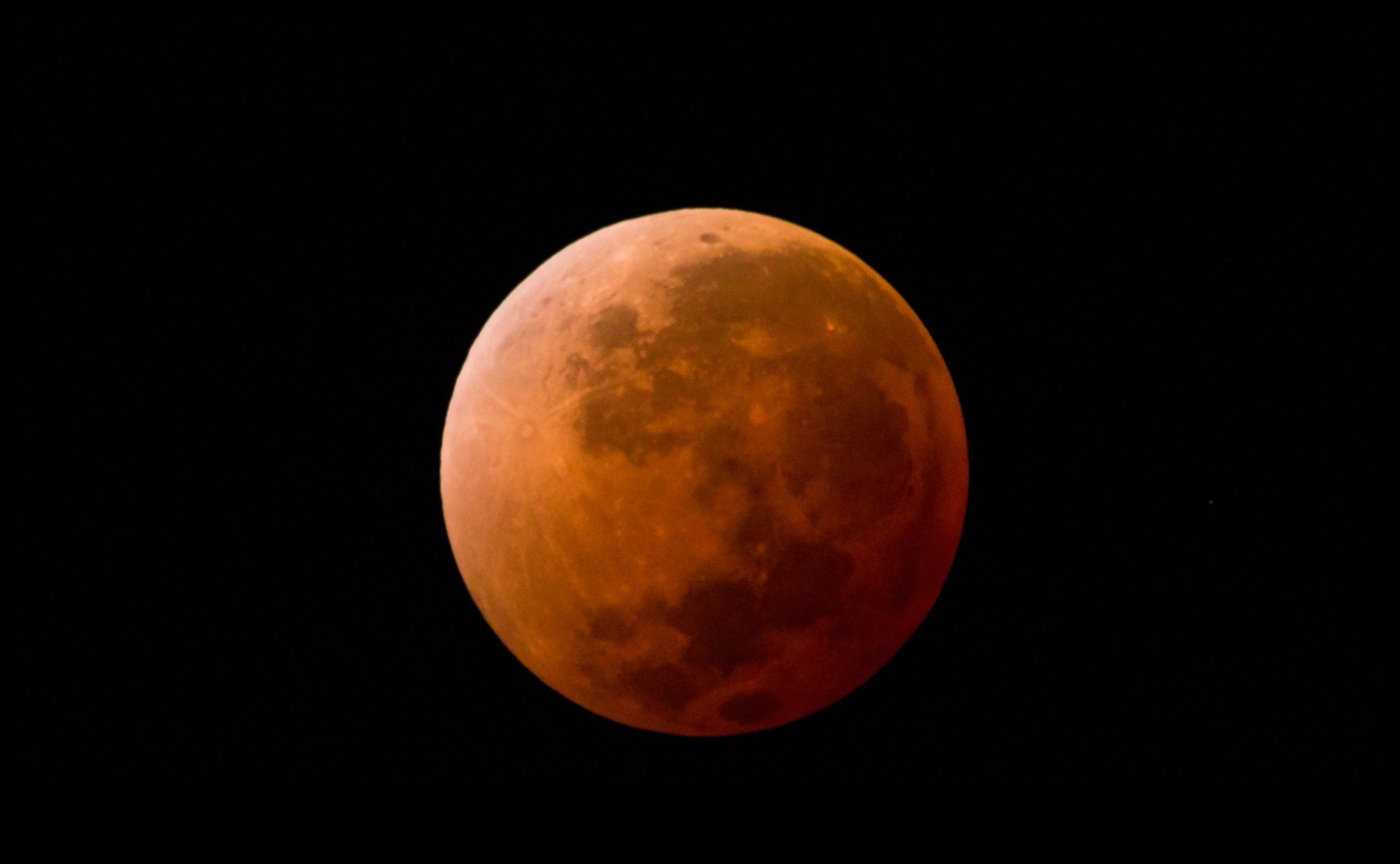 Mēness luminiscence Mūsu mēness debesu gaisma 5 Mēness luminiscence: starojums starp kosmosa debesu skaistumu