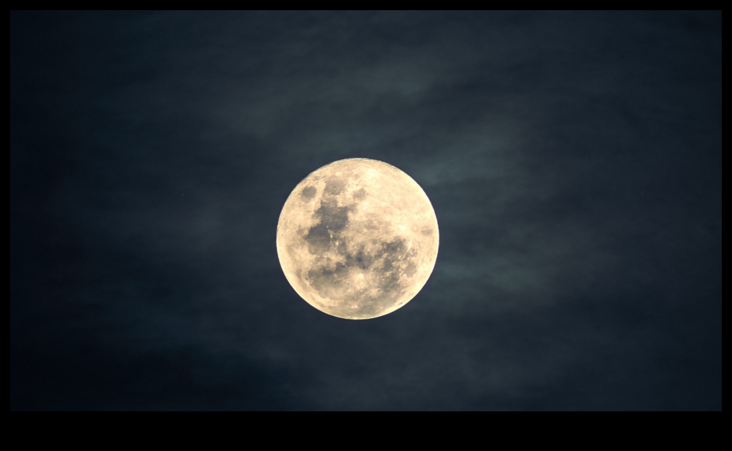 Mēness mācība: gravitācijas ietekme uz Zemes mīklaino pavadoni