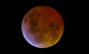 Mēness luminiscence: starojums starp kosmosa debesu skaistumu